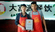北京加盟商合影留念，哥俩合伙开一家石锅拌饭加盟店